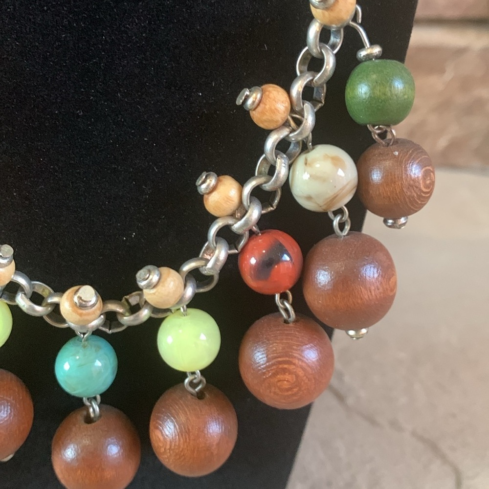 Wooden beaded mid century looking statement necklace - Picture 3 of 4